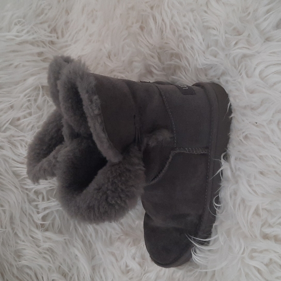 UGG size 4 boots - Picture 2 of 5